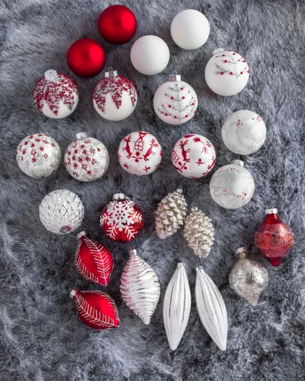 Set de boules de Noël Scandinavie, rouges et blanches