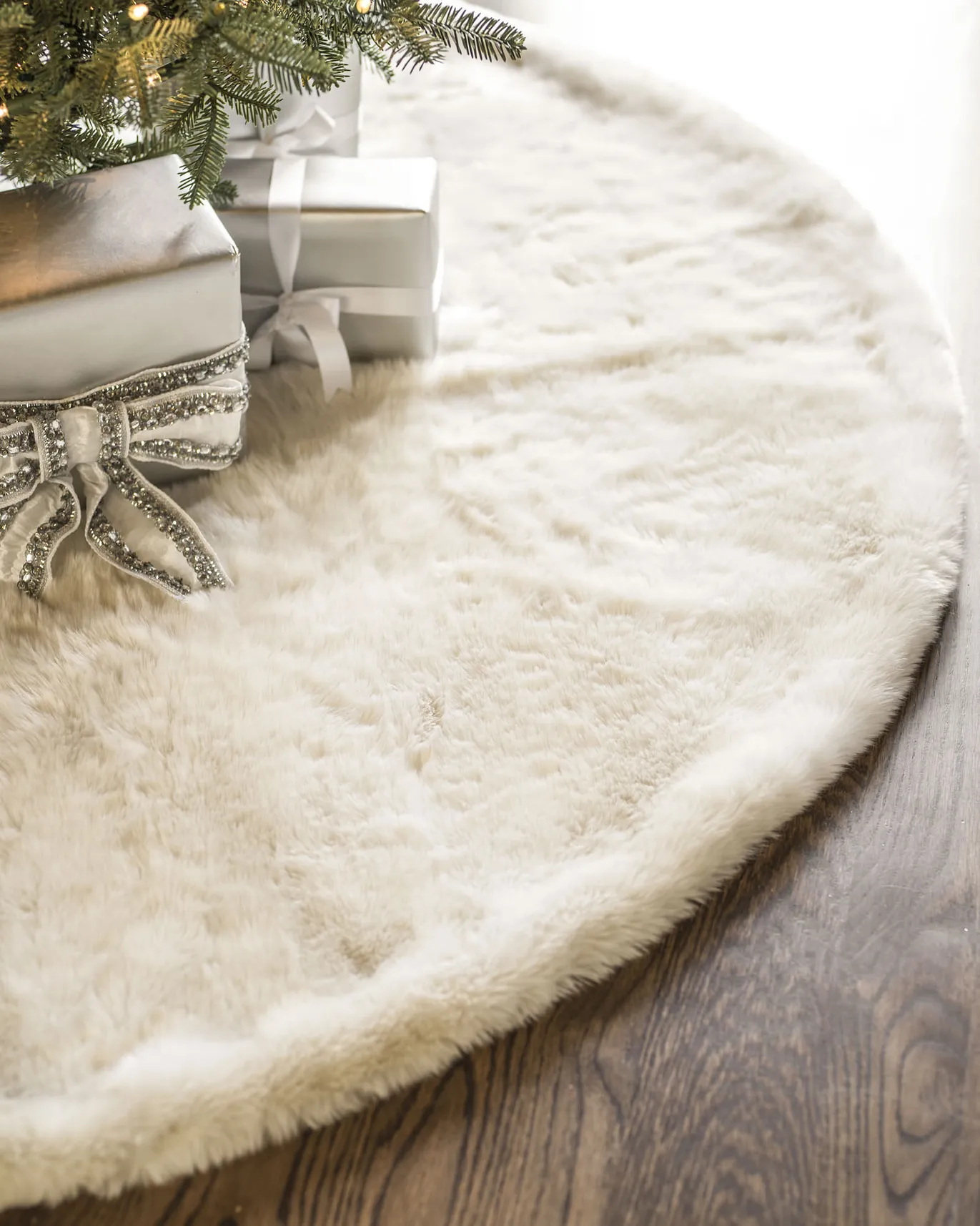 SKT-1541004_Ivory-Lodge-Faux-Fur-Tree-Skirt_SSC-10